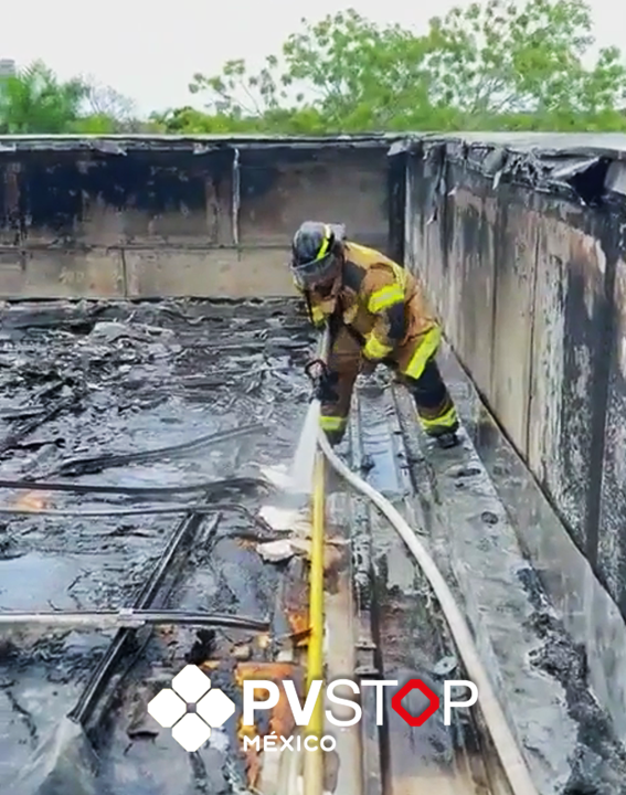 Bomberos-apagando-incendio-por-paneles-solares-PVS